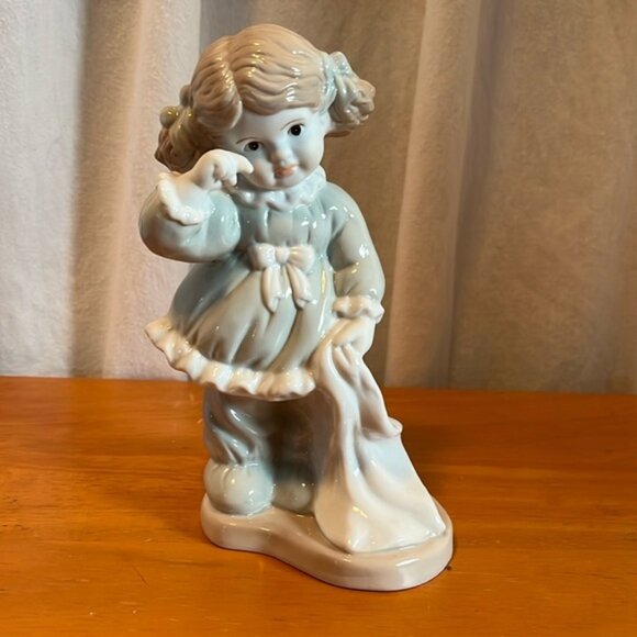 Kalique Sleepy Head Fine Porcelain Figurine Girl With Blanket from 2001 - Picture 1 of 4